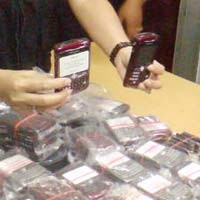 10 Ribu DVD & 100 HP Blackberry Ditahan di Bandara Soekarno-Hatta
