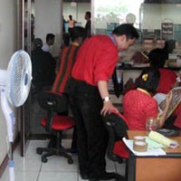 Penumpang Gunakan Kertas Usir Hawa Panas