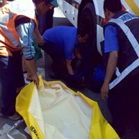 Ogah Ambil Tiket Tol, Bus AKAS Tabrak Petugas Tol