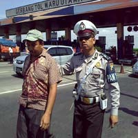 Sopir Bus Maut Linglung di Gerbang Tol Waru