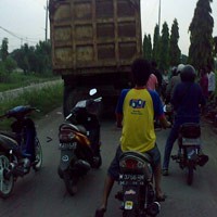 Truk Sirtu Proyek Sun Safira Buntu Jalan Desa