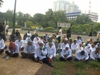 Korban Lumpur Lapindo Zikir di Depan Istana