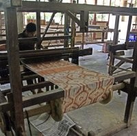 Merajut Kain Tenun Lombok