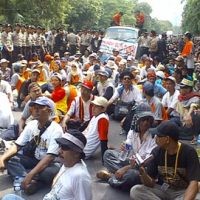  Penanganan Lambat dan Marah Politis