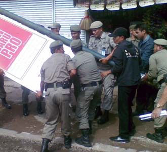 Pemkot Bandung Bongkar Reklame