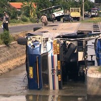 Pengemudi Bus Restu Ugal-ugalan di Jalan 