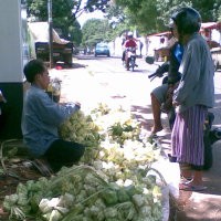 Suka Duka Pedagang Cangkang Ketupat