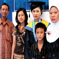 Anak Buruh Tani Lulus Cumlaude