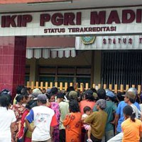 Ratusan Warga Madiun Rela Antre Pembagian Daging Kurban