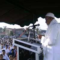 Tinggalkan Kota Lumajang, Ustad Baasyir Dikawal Polisi