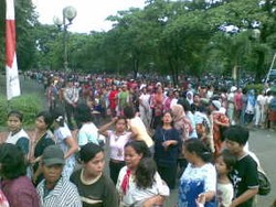 Daging Kurban Habis, Ratusan Ibu-ibu Kecewa