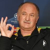 Scolari Batalkan Rencana Mundur