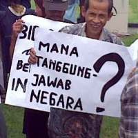 Peringati Hari HAM, Aktivis Semarang Usung Manusia Jerami ke Polda Jateng