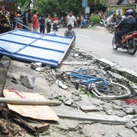 Biker Tewas Tertimpa Pagar Beton Setinggi 2,5 Meter