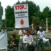 Puluhan Penyandang Cacat Bagi-bagi Stiker