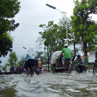 Hujan 4 Jam, Jalanan di Sumenep Direndam Banjir