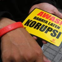 Perangi Korupsi, Ribuan Stiker dan Gelang Dibagikan