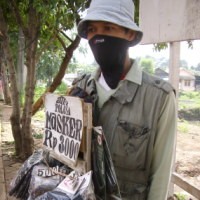 Pedagang Masker Coba Bertahan Hidup