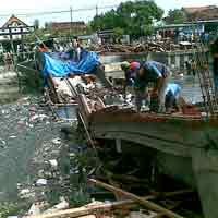 2  Luka dan 3 Pekerja Hilang, Dinas Permukiman Jatim Bungkam