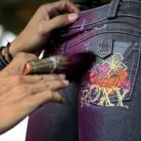 Industri Rumahan Celana Jins yang Tak Lekang Dimakan Krisis