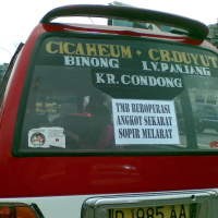 Sopir Angkot Tempel Pamflet Tolak TMB