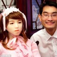 Ilmuwan Pacari Robot Ciptaannya