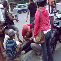 Tabrak Xenia yang Berhenti, Pengendara Supra Fit Pingsan