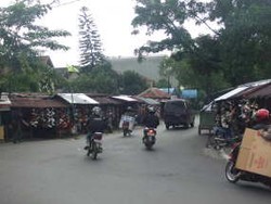 Pedagang di Jalan Kembang Sepatu Lumpuh