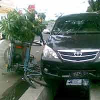 Kaget, Seruduk 3 Becak, Avanza Nangkring di Atas Selokan