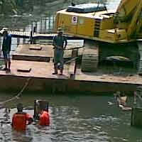 Evakuasi Korban, Tim SAR Kembali Obok-obok Dasar Sungai