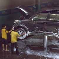 Bisnis Cuci Mobil di Musim Penghujan Diserbu Mobil Kotor