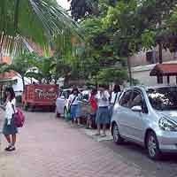 Sempitnya Lahan SMA Trimurti Picu Parkir Liar di Stren Kalimas