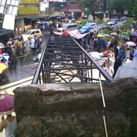 Papan Reklame Raksasa Ambruk , 4 Orang Jadi Korban