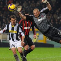 Milan Rapuh di Belakang 