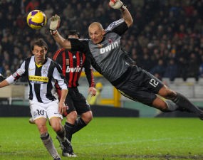 Milan Rapuh di Belakang 