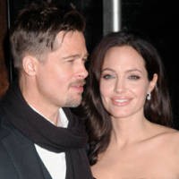 Brad Pitt Modis dengan Kumis