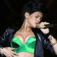 Rihanna Panaskan Panggung Miami