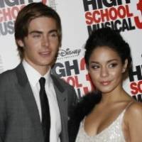 Zac Efron Romantis di Ultah Vanessa Hudgens