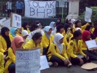 Tolak Pengesahan RUU BHP, Mahasiswa UI Goyang Pagar DPR