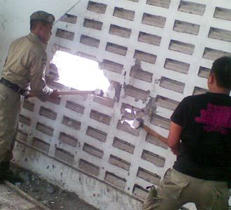 Tak Berizin, Bangunan Dibongkar Paksa