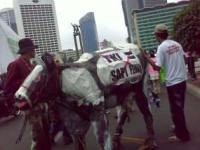 Pendemo Ngotot Pakai Speaker, Jl Kebon Kacang - Thamrin Ditutup