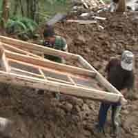 Hindari Longsor Susulan, Puluhan Warga Kediri Mengungsi