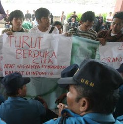 Dies Natalis ke-59 UGM Diwarnai Demo UU BHP 