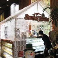 Santa House Singgasana Hotel dari 1.500 Botol Air Mineral