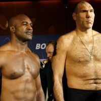 Holyfield Terpaut 44 Kg dengan Valuev 
