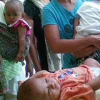 Ratusan Ibu Serbu Berobat Gratis