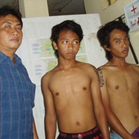 Di Bawah Pengaruh Miras, Dua Sekawan Hajar Tetangga