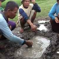 Sumber Air Misterius Muncul di Tengah Jalan Desa, Warga Takut