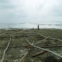 Ribuan Keramba Rumput Laut Rusak Diterjang Ombak