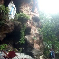 Jelang Natal, Pengunjung Goa Maria Lourdes Puh Sarang Membludak